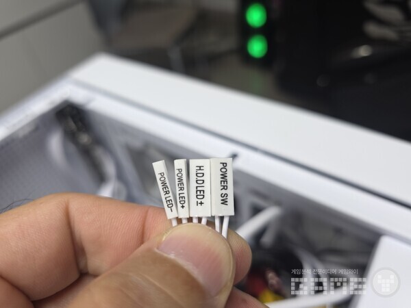 그리고 이렇게 파워 LED, 하드LED, 파워 등 하나하나 제대로 꽂아야 한다는 사실을 알게 된다. 