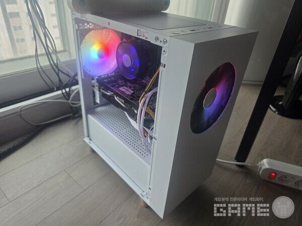 케이스가 영롱한 빛을 낸다. 모든 것이 정상적이다. 