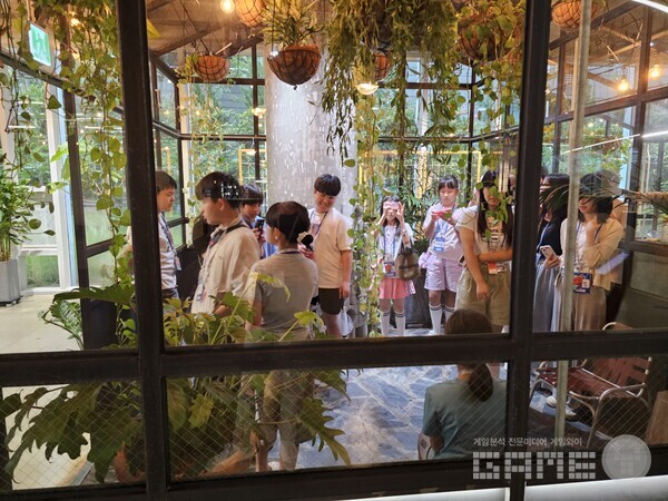 스마일게이트는 다문화 가정 청소년 19명과 학교 밖 청소년 16명을 본사로 초대해 게임산업 진로 체험 프로그램을 운영했다.