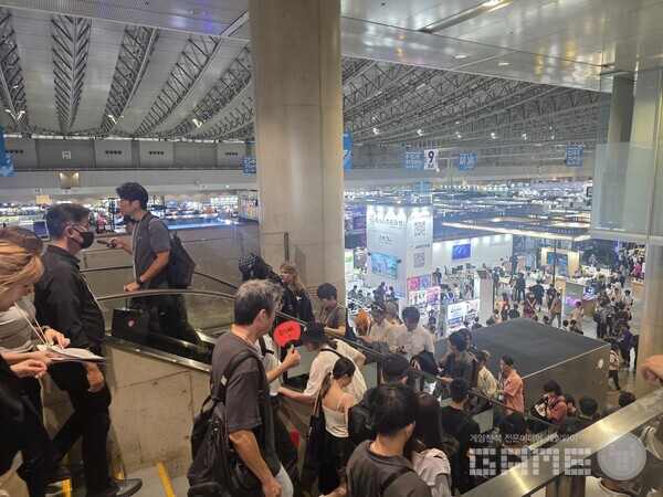 TGS 2025 인디게임이 많은 9-11홀도 엄청난 인파가 몰렸다. /게임와이 촬영