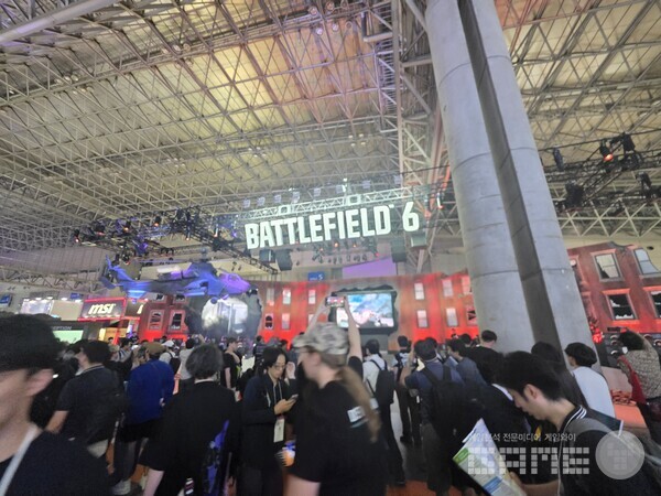 인파가 붐비는 TGS 실내 입구 주변 /게임와이 촬영