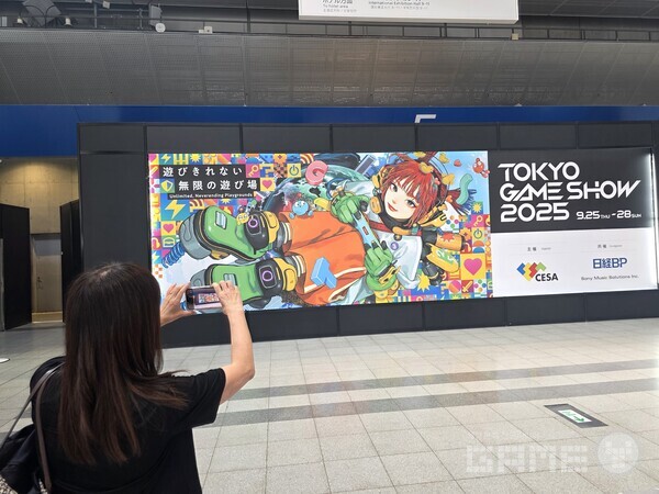 TGS 포스트 앞에서 사진을 찍는 여성 /게임와이 촬영