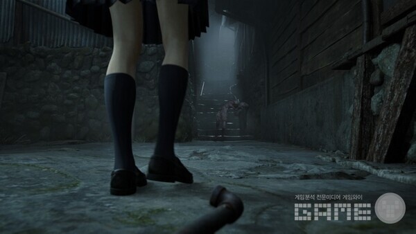 발밑에 쇠파이프가