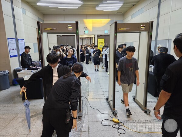 작년과 마찬가지로 간단한 몸 수색이 진행된다 / 게임와이 촬영