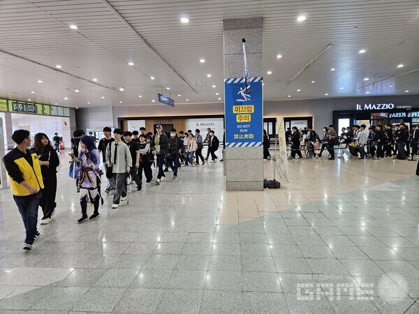 킨텍스 내부에도 대기열이 존재했는데, 스태프들의 안내하에 이동 및 입장할 수 있었다 / 게임와이 촬영