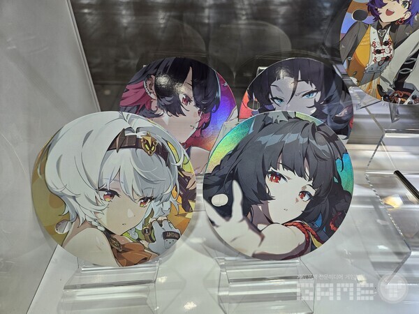 젠레스 존 제로의 인기 캐릭터로 만든 굿즈 / 게임와이 촬영