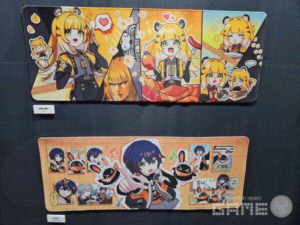 유명 2차 창작 작가들의 일러스트 및 굿즈도 전시되어 있다 / 게임와이 촬영