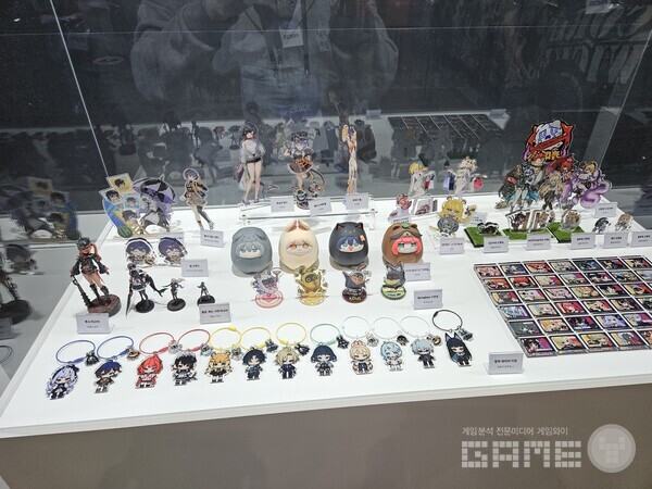 2차 창작 작가들의 굿즈는 SNS를 통해 구매할 수도 있다 / 게임와이 촬영