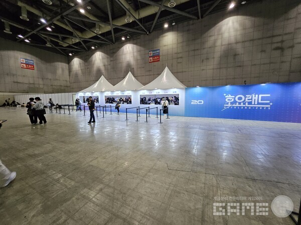 QR 코드 구매로 인해 굿즈존이 텅텅빈 신기한 상황도 만나볼 수 있었다 / 게임와이 촬영 