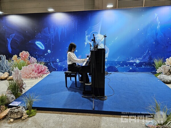 앞의 스태프가 피아노로 스타레일의 노래를 연주해주면 / 게임와이 촬영 