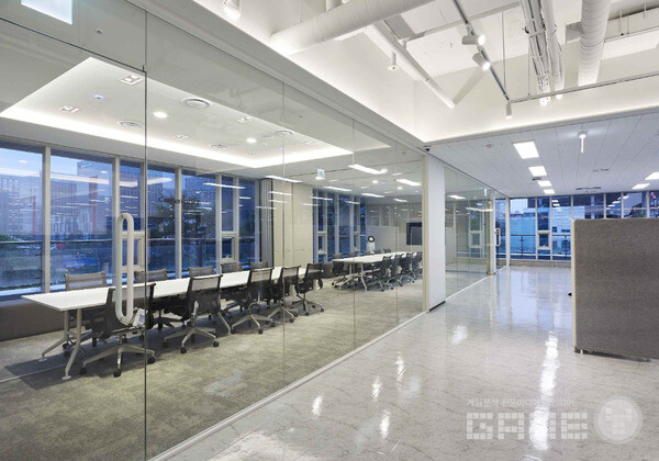 프로젝트ES를 개발중인 에이버튼 대회의실