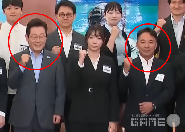 이 대통령은 "우리 김택진 사장님은 정말 오랜만에 뵙는데...요즘 어려우신 모양이죠?"라고 인사를 건넸고, 김택진 대표는 말 없이 "하하" 라고 가볍게 웃기만 했다. /MBC