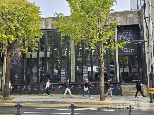 서울 홍대에 위치한 DRC에서 ‘붉은사막’의 오프라인 행사인 ‘붉은사막 X AMD 팝업스토어 2025’