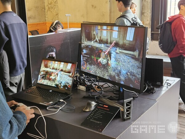 시연존에서 붉은사막을 플레이하는 모습 / 게임와이 촬영