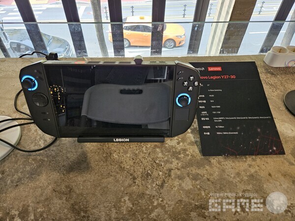 붉은사막을 플레이할 수 있는 다양한 기기들이 전시되어 있다. 아쉽게도 해당 기기로는 아직 플레이 불가 / 게임와이 촬영