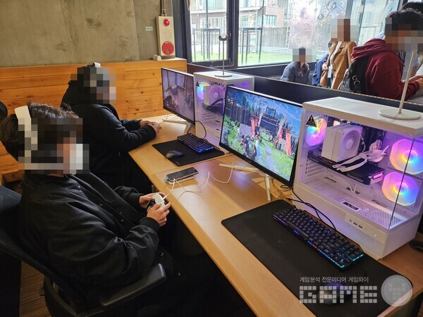 붉은사막을 플레이해보는 이용자들의 모습 / 게임와이 촬영 