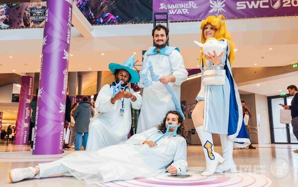 SWC2025 월드파이널_  '서머너즈 워' 캐릭터 루루와 친구들(좌), 그리고 아이린(우)을 코스프레하고 현장을 찾은 관객들
