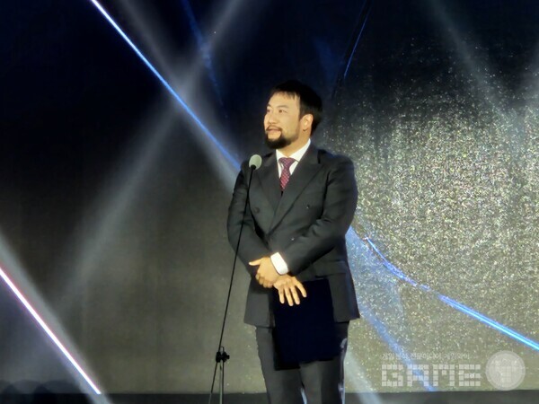 인기 성우상은 퍼스트 버서커: 카잔에서 블레이드 팬텀의 목소리를 담당한 이현 성우가 수상했다 / 게임와이 촬영