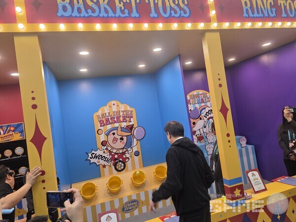 웹젠 부스에서 던지기를 시연하는 부산 시장. /게임와이 촬영