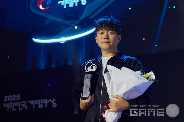 최우수상을 수상받는 네오플 윤명진 대표 / 넥슨 제공 