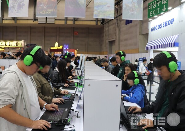 G-STAR 2025 그라비티 부스 시연 관람객 /그라비티