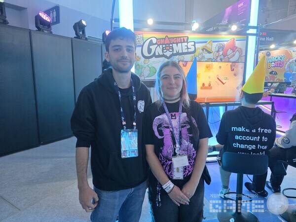 '샌드 캐슬 스티디오'의 개발자 '데이비드(David)'와 SNS 홍보 담당자 '트러시(Trussy)'