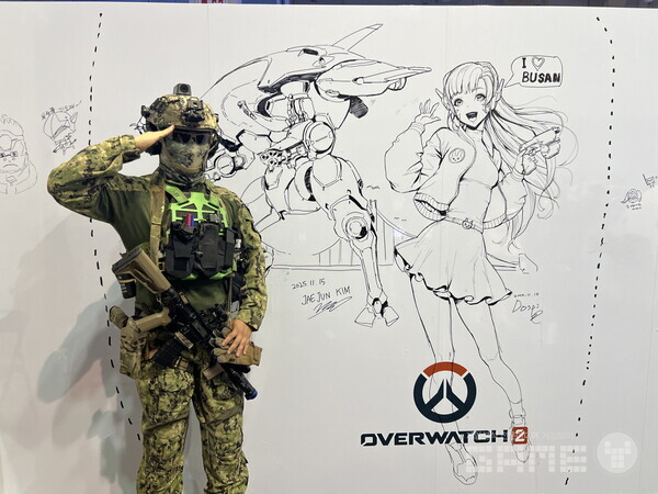 경례 포즈를 취하고 있는 오버워치 2 팬 /블리자드