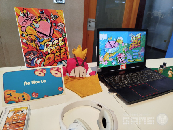 손그림 그래픽 스타일이 적용된 다이 오어 다이.