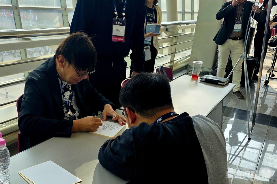 컨퍼런스가 끝난 후 '호리이 유지' 대표의 사인을 받기 위해 많은 인파가 몰렸다. / 게임와이 촬영