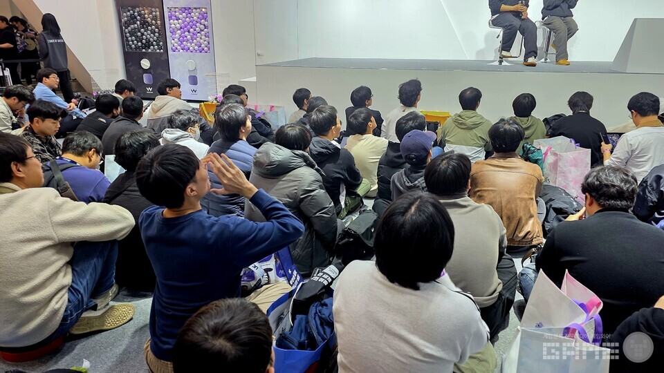 '게이트 오브 게이츠' 부스 현장은 한시간 넘게 관람객들의 뜨거운 반응을 보였다. / 게임와이 촬영