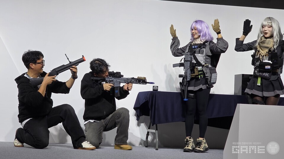 현장에서 직접 총을 겨누거나 밀리터리 복장을 입은 관람객이 나타나는 등 현장에서 많은 이벤트를 확인할 수 있었다. / 게임와이 촬영
