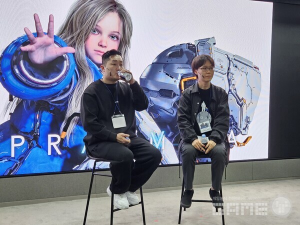 Q&A에 참석한 두 개발자. 좌측부터 조용희 디렉터, 오야마 PD / 게임와이 촬영