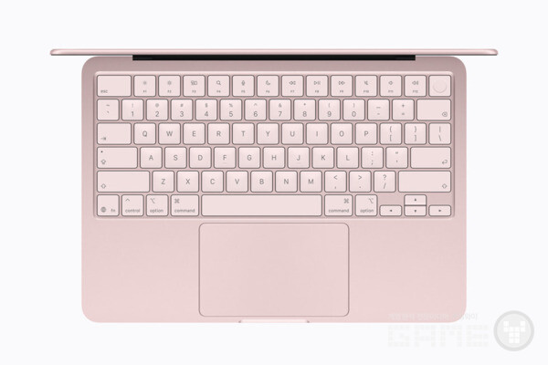 본체와 조화로운 색상을 뽐내는 Magic Keyboard는 편안하면서도 정확한 타이핑 경험을 제공하고, 넓은 Multi-Touch 트랙패드는 사용자가 트랙패드의 표면 어디서나 클릭, 스크롤, 스와이프, 핀치 동작을 수행할 수 있도록 만들어준다.