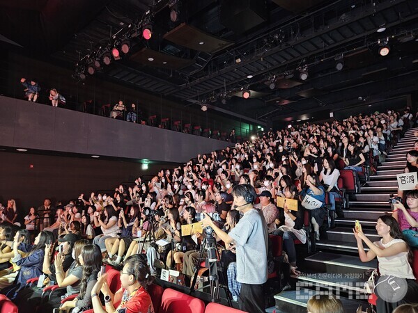성세천하 2의 팬미팅 현장에는 약 300명 정도의 인원이 방문했다 / 게임와이 촬영 