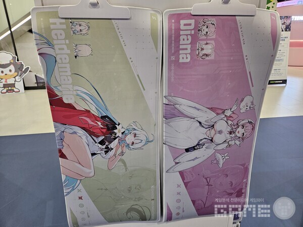 상당히 큰 사이즈로 제작된 카제나 마우스 패드 / 게임와이 촬영