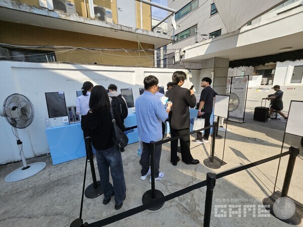 입장할 때 행사 관련 팜플릿을 받은 후 음식과 굿즈를 구매할 수 있다 / 게임와이 촬영