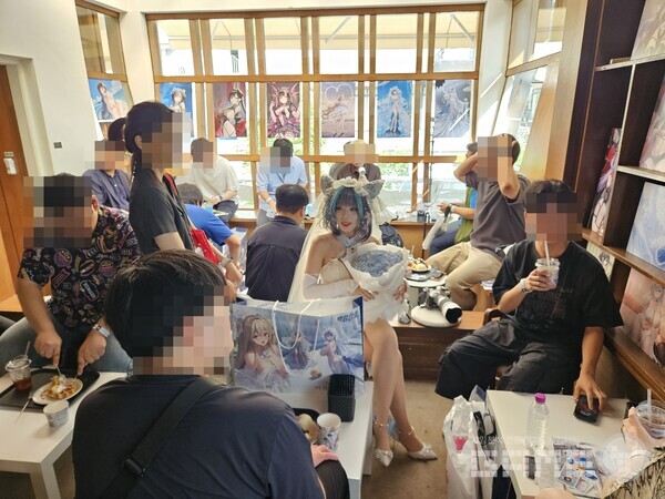 현장에서 코스어들이 이용자들과 적극적으로 소통하여 현장 분위기를 더욱 높였다 / 게임와이 촬영 
