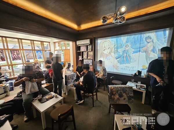 기자와 이야기를 나눈 이용자는 작년에도 너무 좋았는데,  8주년 행사가 더 좋아져서 게임사에게 너무 고맙다는 말을 전했다 / 게임와이 촬영